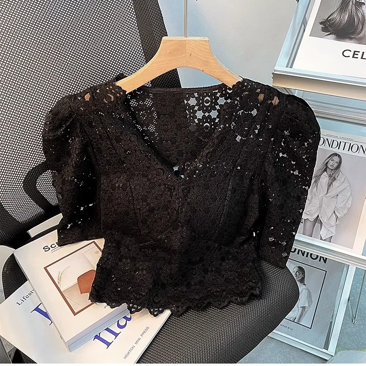 Camiseta de encaje con cuello en V para mujer Top punto a la moda nicho y temamento versatil 2024