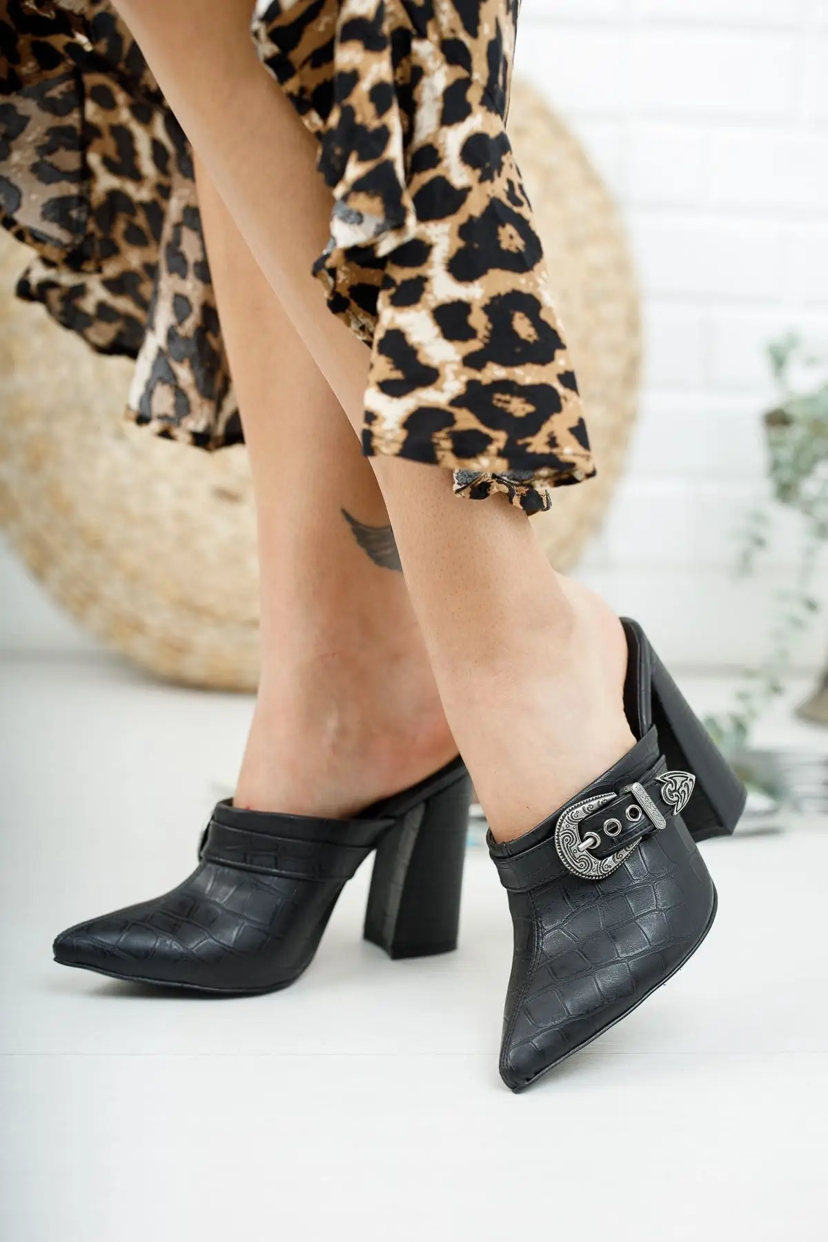 

Черные тапочки с крокодиловым каблуком Bacy