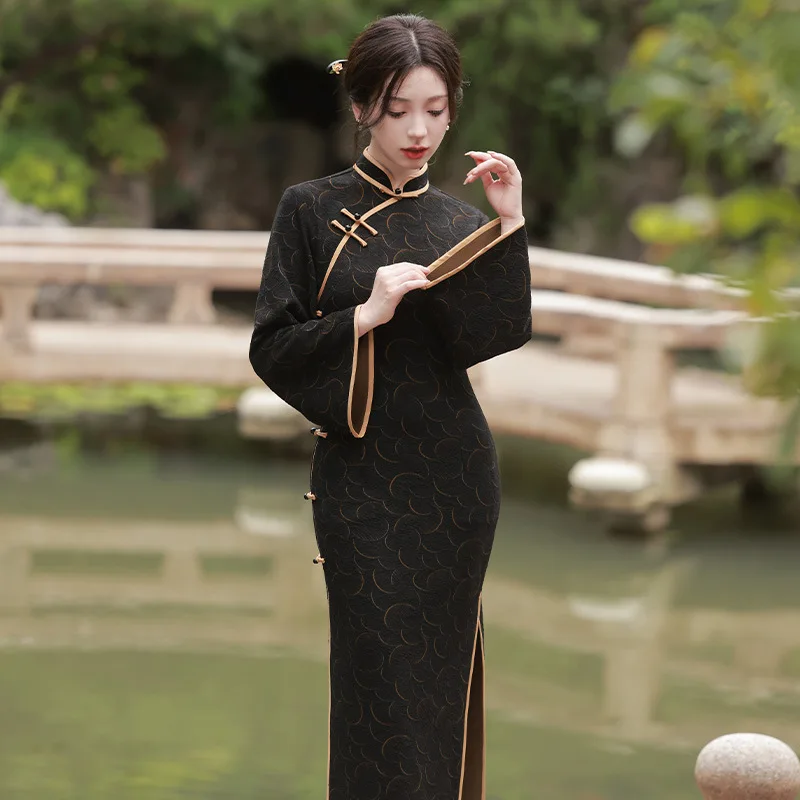 Черное китайское женское платье-Ципао с воротником-стойкой и расклешенными