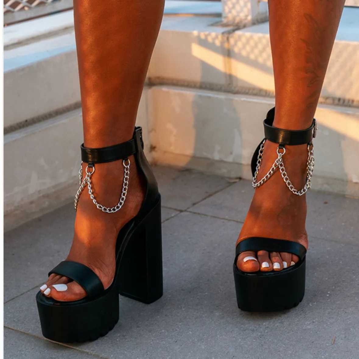 Женские босоножки на высоком каблуке платформе с металлической цепочкой