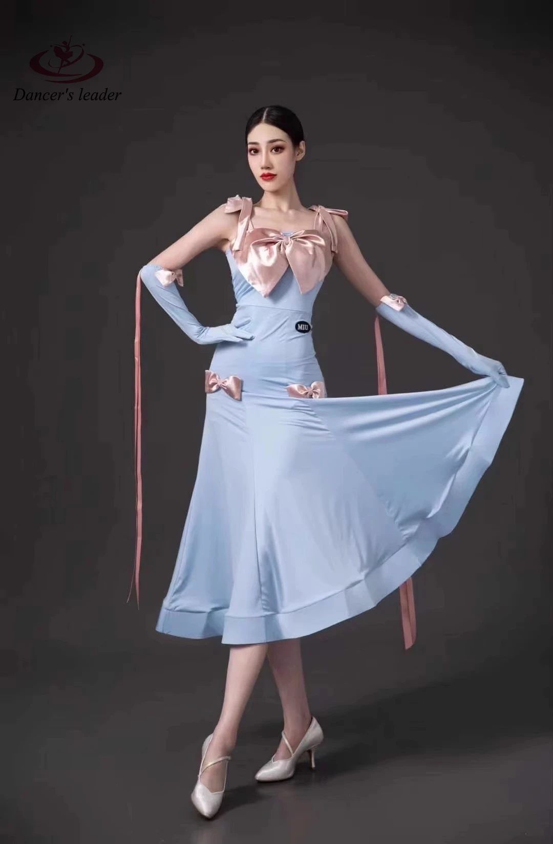 Женское длинное платье с большим бантом современное дизайнерское для бальных