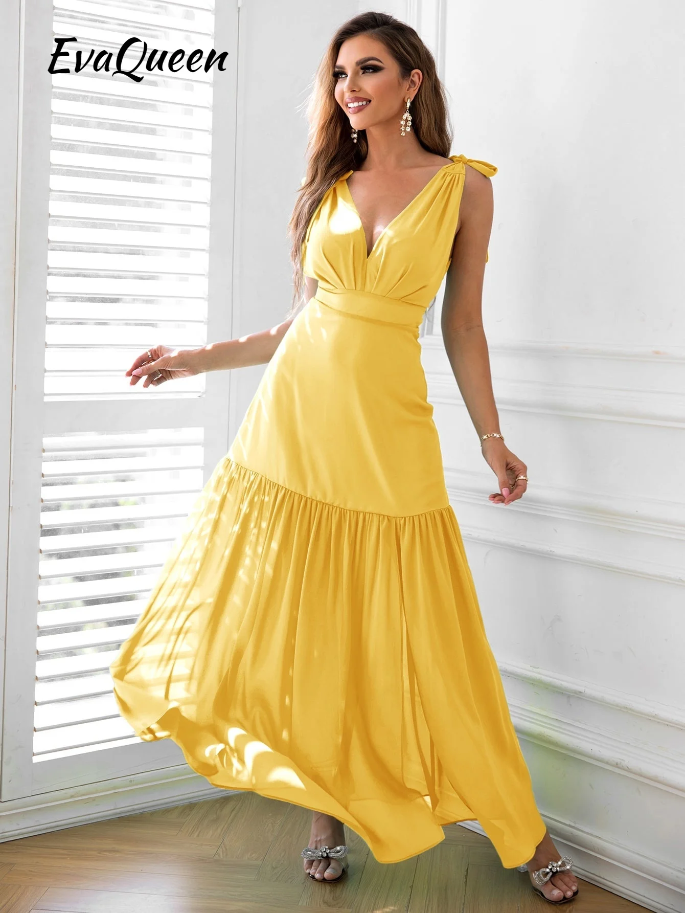 

Evaqueen платье до бедра с завязками на плечах и оборками на подоле