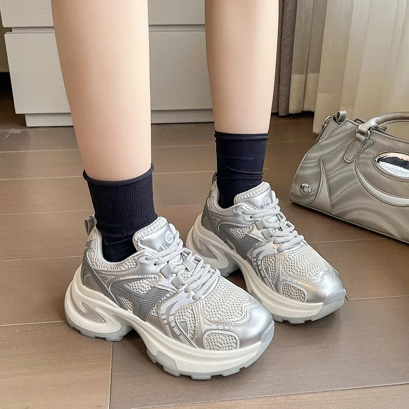 Одинаковая спортивная обувь женская повседневная на толстой подошве и плоской