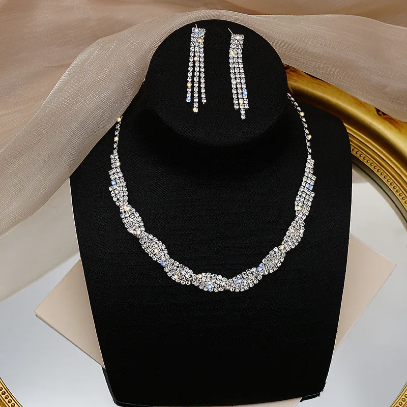 

New Ladies Jewelry Set Earrings + Necklace Exquisite Claw Chain Two-piece Braided Necklace Clavicle Chain Dinner Accessories