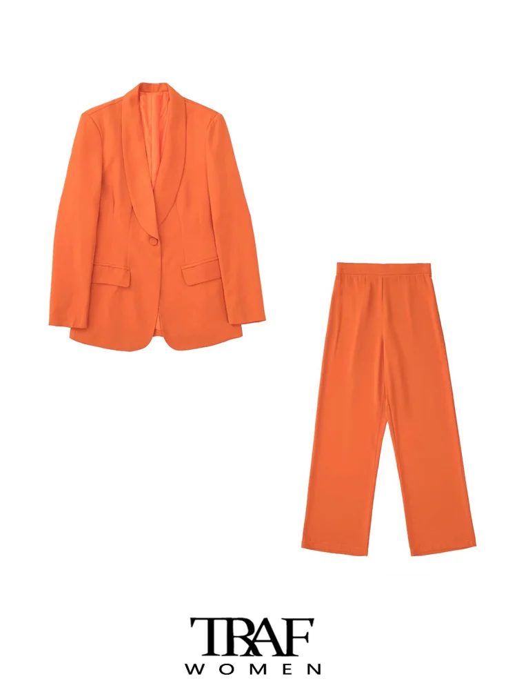 

Комплект из блейзера и брюк-клеш с завышенной талией и пуговицами спереди