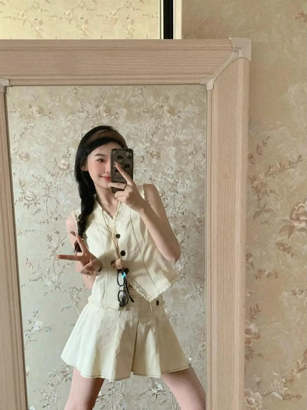 Женский комплект из жилета без рукавов и плиссированной юбки трапециевидной