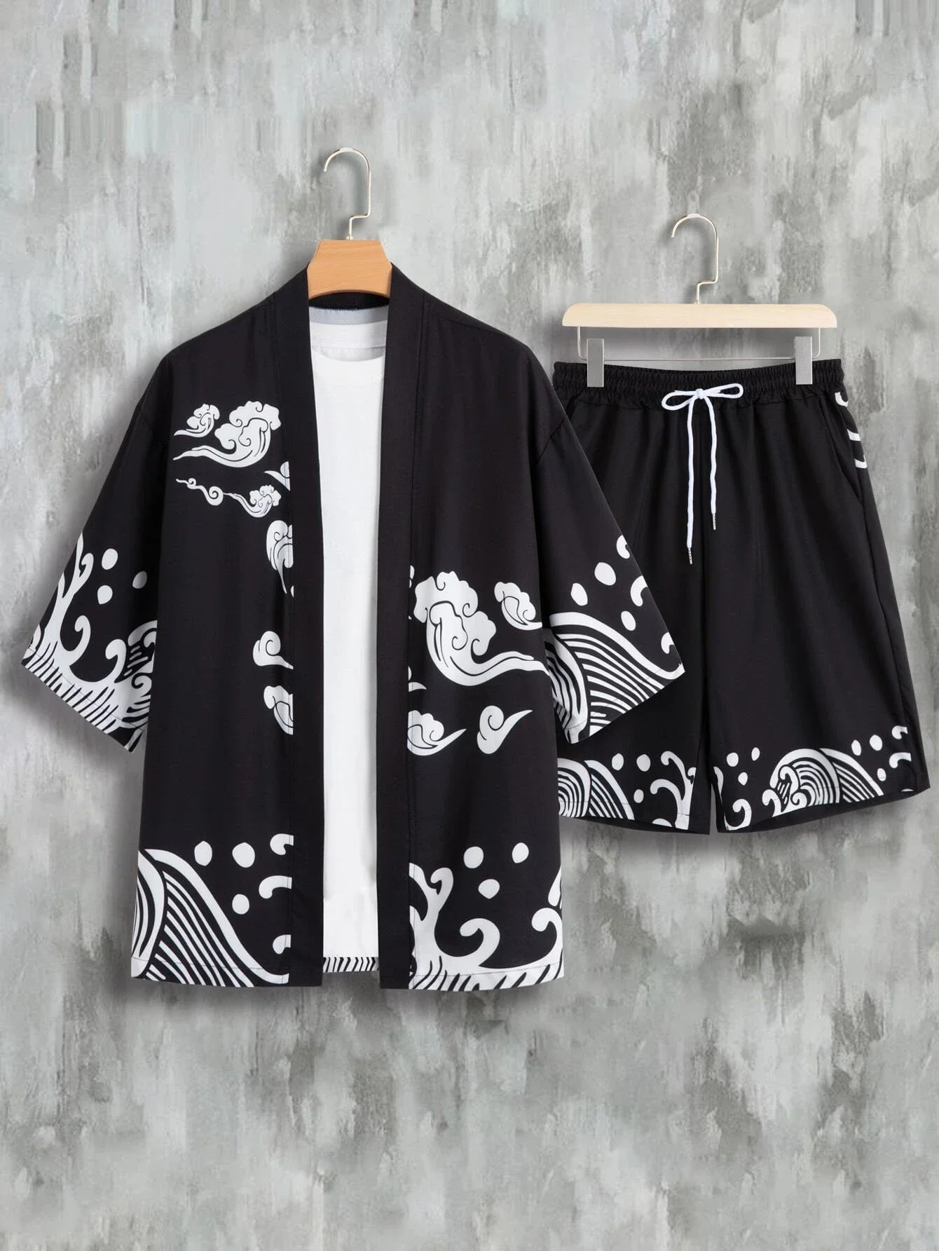 

Спортивный костюм мужской весенний из двух предметов с капюшоном и карманами