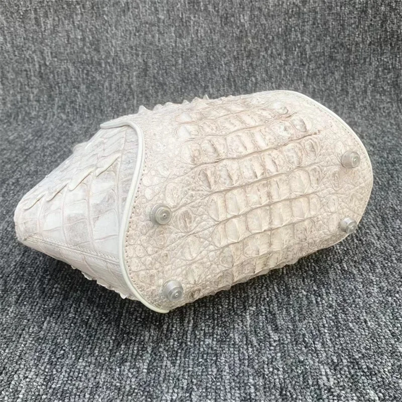 Рисунок 3 - Женская сумка-хобо из натуральной крокодиловой кожи