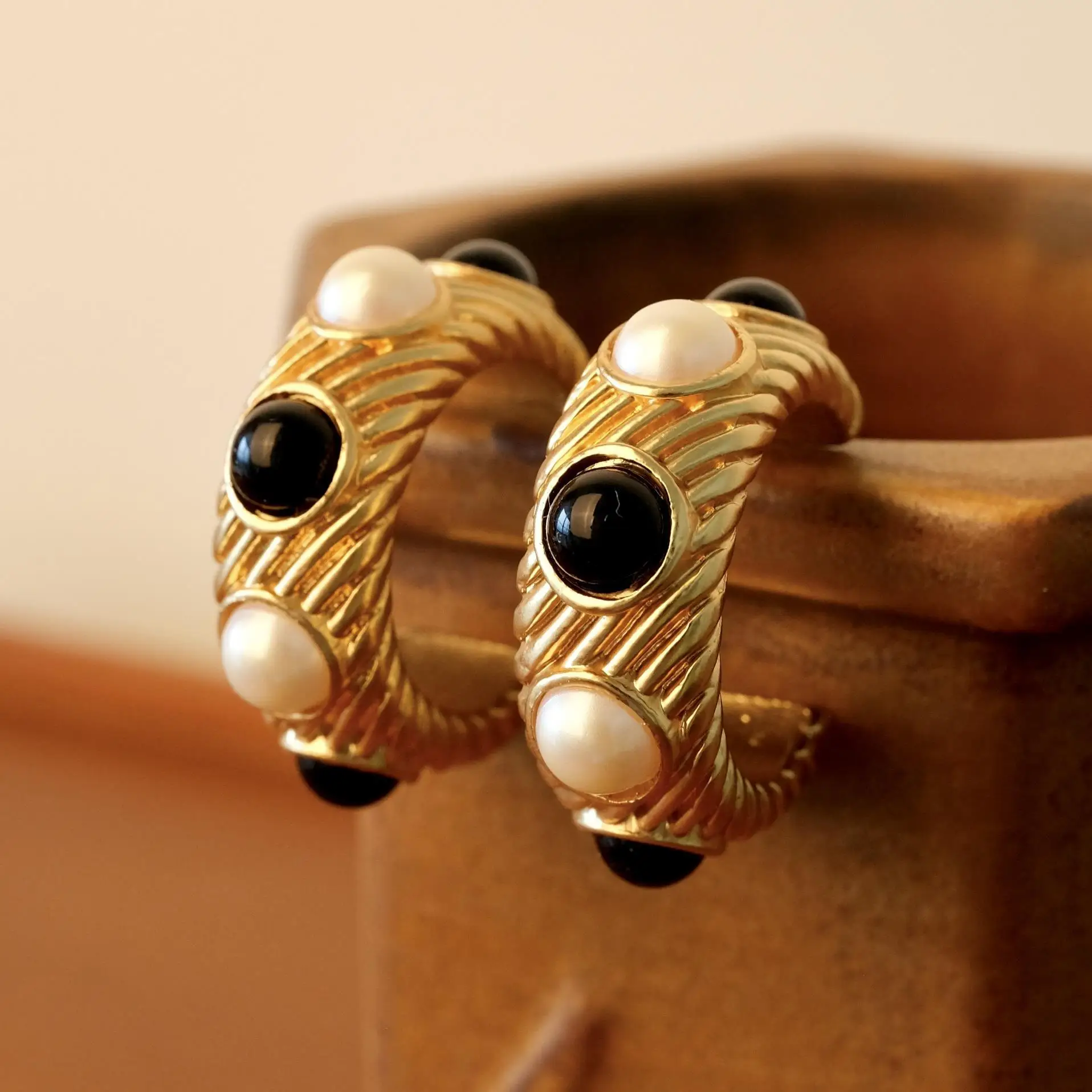 

Fashion simple exquisite high sense cold wind stud earrings