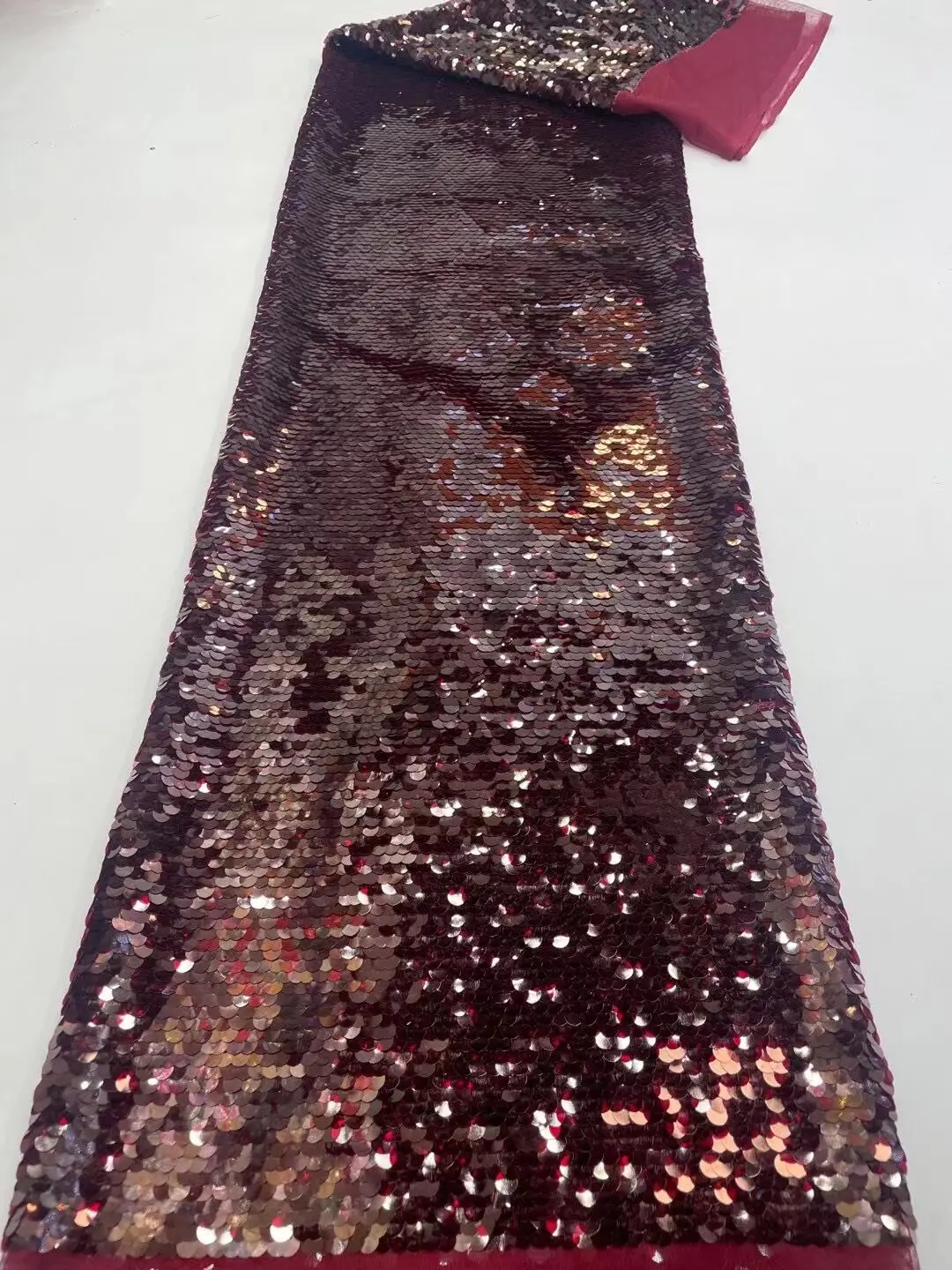 

Искусственная ткань высокого качества с блестками и вышивкой