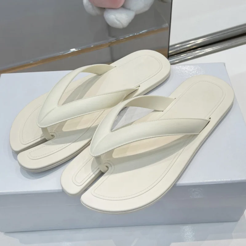 

Экологически безопасные Дизайнерские Индивидуальные женские тапочки из ТПУ с разрезом, летняя простая пляжная обувь на плоской подошве с з...