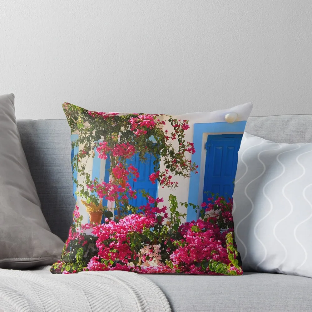 Бугенвиллы и синяя декоративная подушка детская