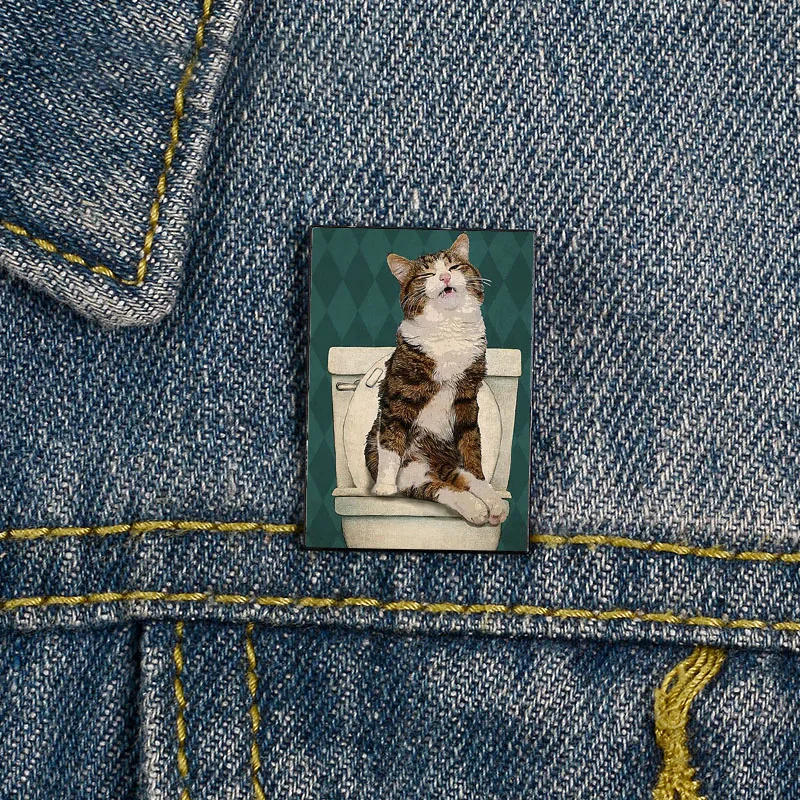 

Fashion sit on a toilet Cat Printed Custom Funny vintage Brooches Shirt Lapel teacher Bag Cute Badge Cartoon pins for Lover Girl