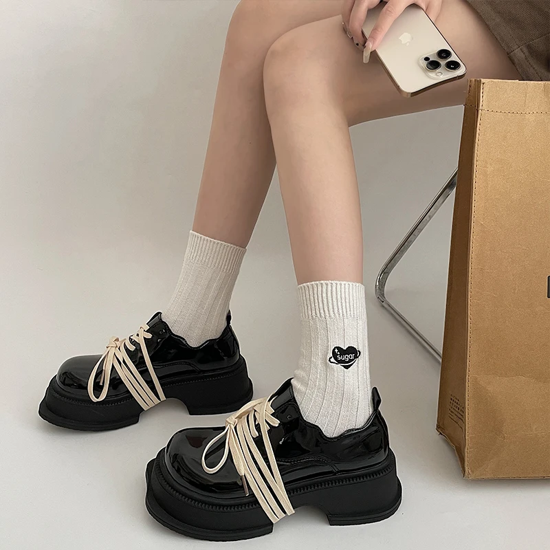 

Женские кроссовки на платформе, толстая подошва, каблук, перекрестная шнуровка, ПУ, круглый носок, прорезиненная обувь средней длины, черные...