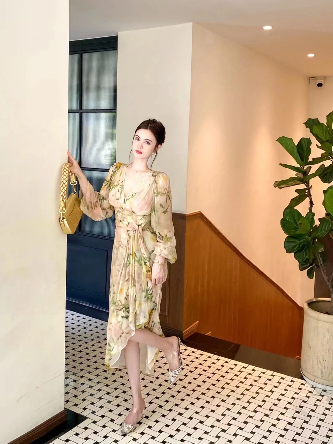 

Женское платье-миди с V-образным вырезом и цветочным принтом