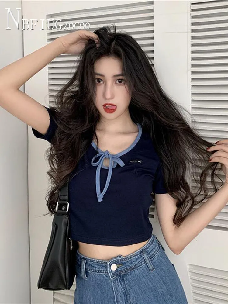 

Женская футболка с бантом на животе