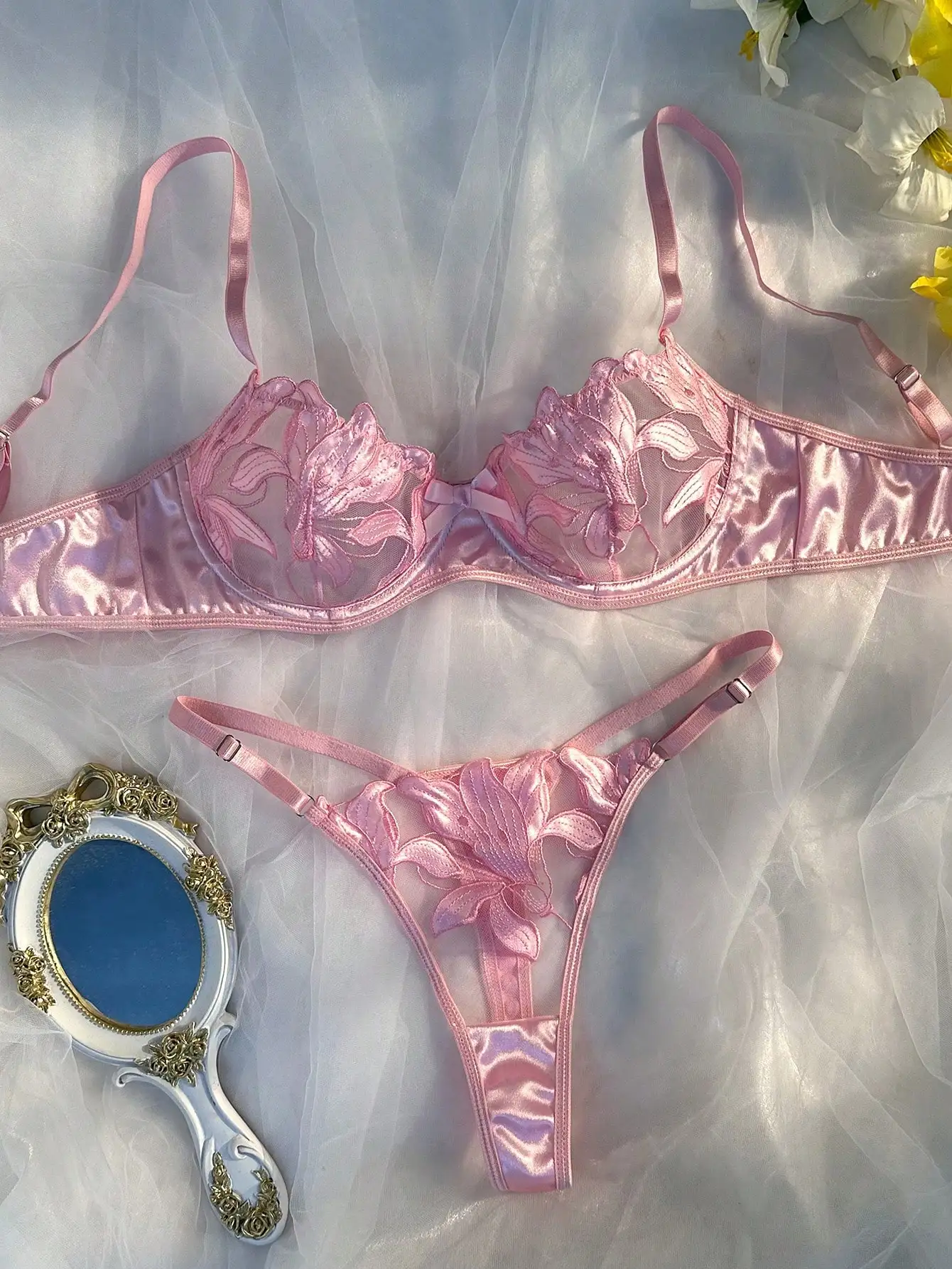 Комплект женского нижнего белья с вышивкой