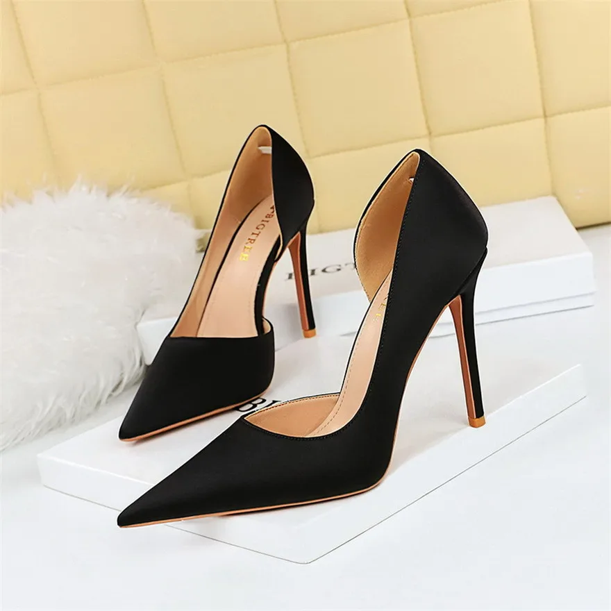 

2023 New Pointed Toe Sexy Nightclub Women Shoes Black Flock Shallow Fashion Crystal Bowknot Pumps Ladies High Heels Office Dress
