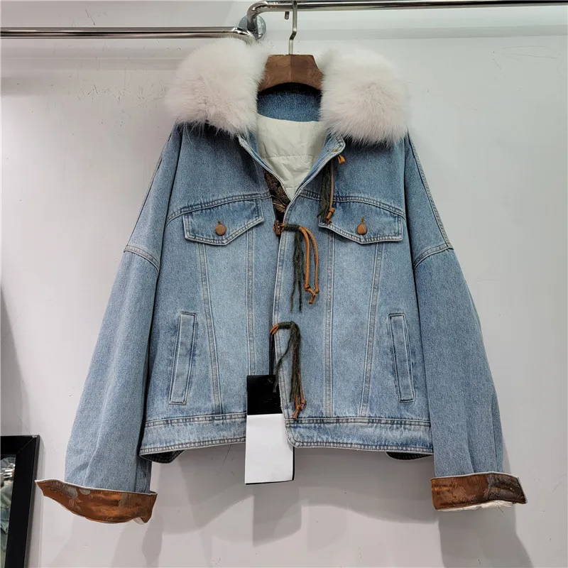 

Женская джинсовая куртка с нашивкой и воротником из искусственного меха