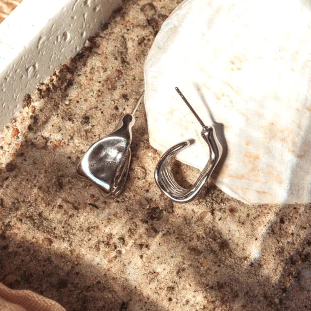 Серьги-кольца неправильной формы волнистой из нержавеющей стали золотого цвета