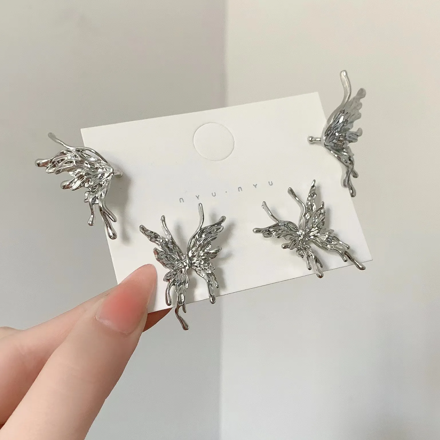 

Cold Wind Silver Butterfly Ear Clip Earrings Set Metal Wind High-end Niche Design Sweet and Cool Ear Studs Female Earrings