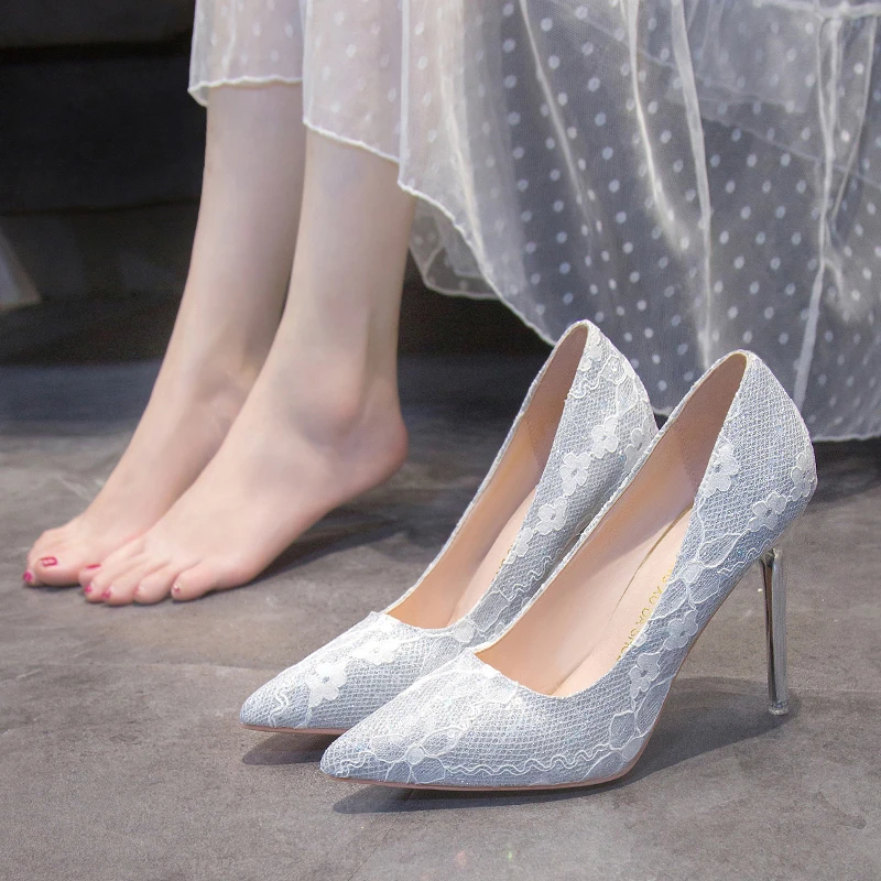 

Туфли-лодочки женские на очень высоком каблуке, с острым носком и кружевом