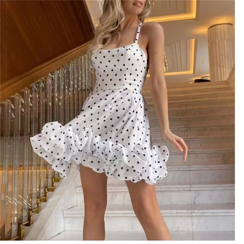 

Женское платье на тонких бретельках, с открытой спиной и оборками