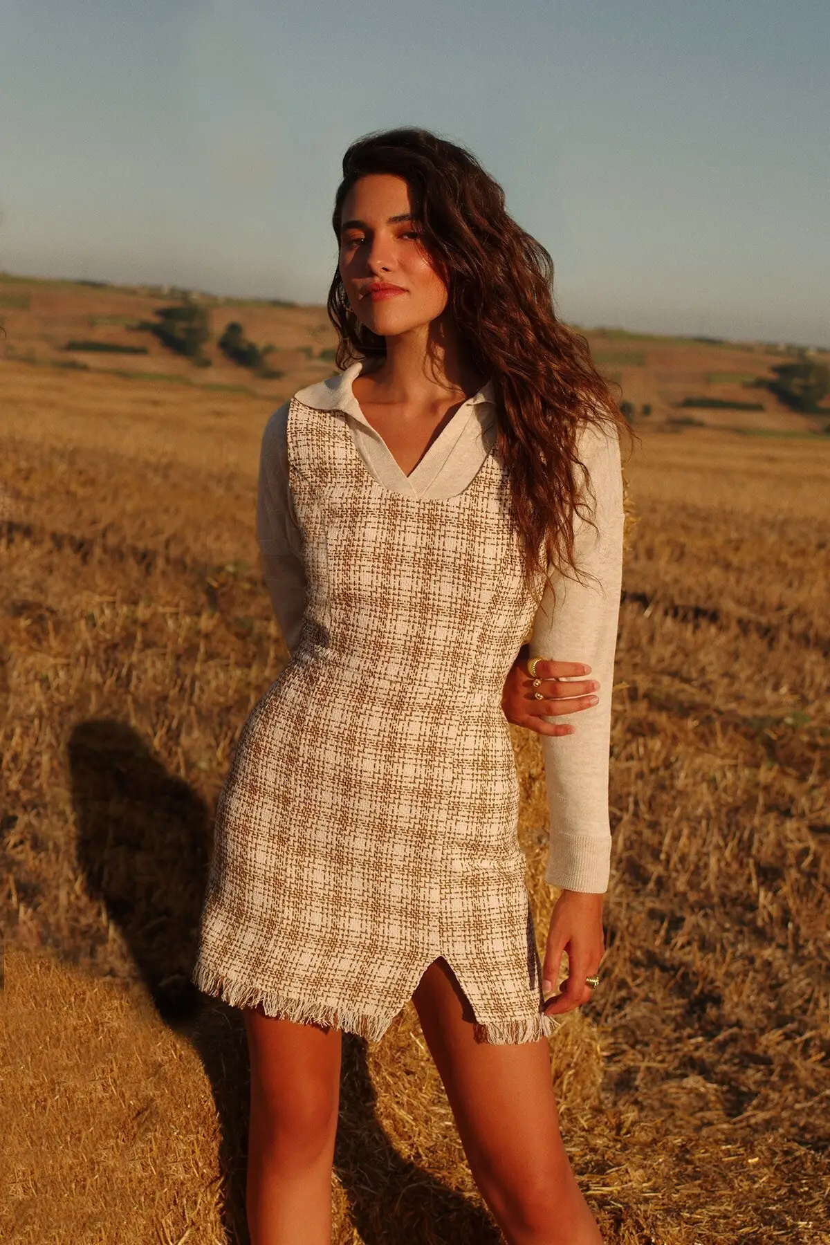 

Твидовое бежевое мини-платье