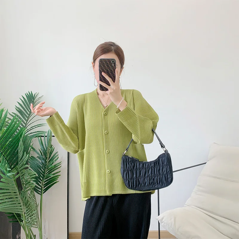 

Женская плиссированная рубашка Miyake, зеленая короткая куртка с рукавами «летучая мышь» и V-образным вырезом, на осень и зиму, 2022