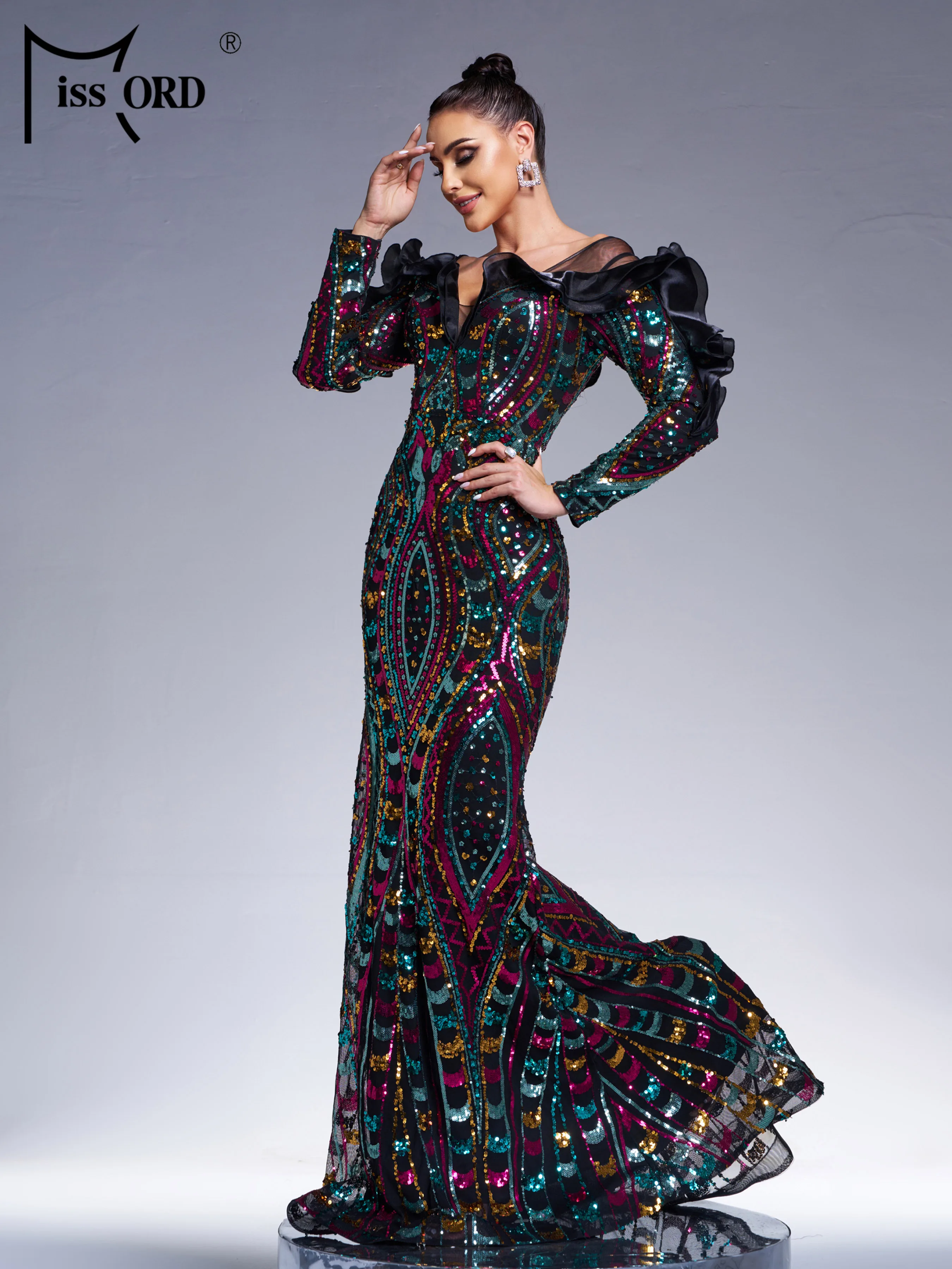 Платье Missord Черное вечернее с открытыми плечами блестками и юбкой-годе