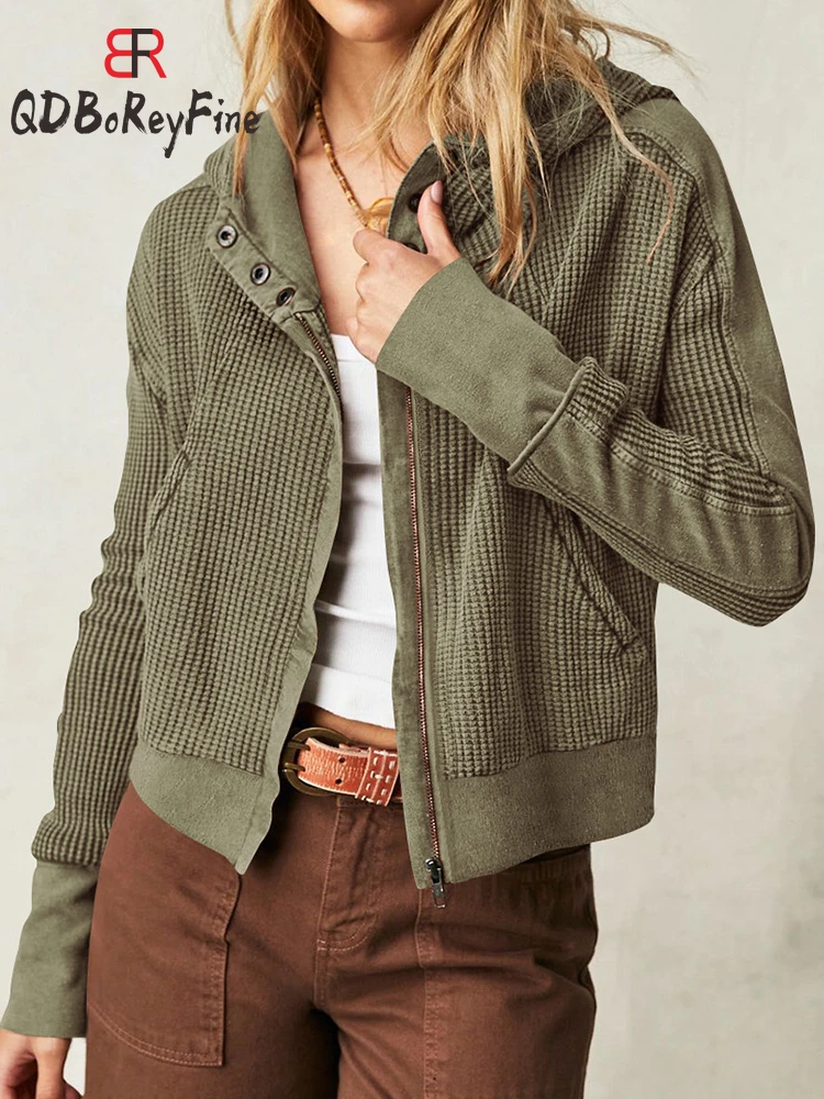 Женская укороченная куртка с капюшоном на молнии