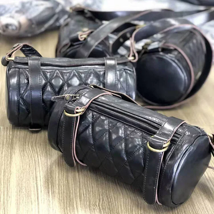 

Free shipping.Japan style motor genuine leather travel bag.High quality Horsehide rider bag.luxury leather Cylinder package