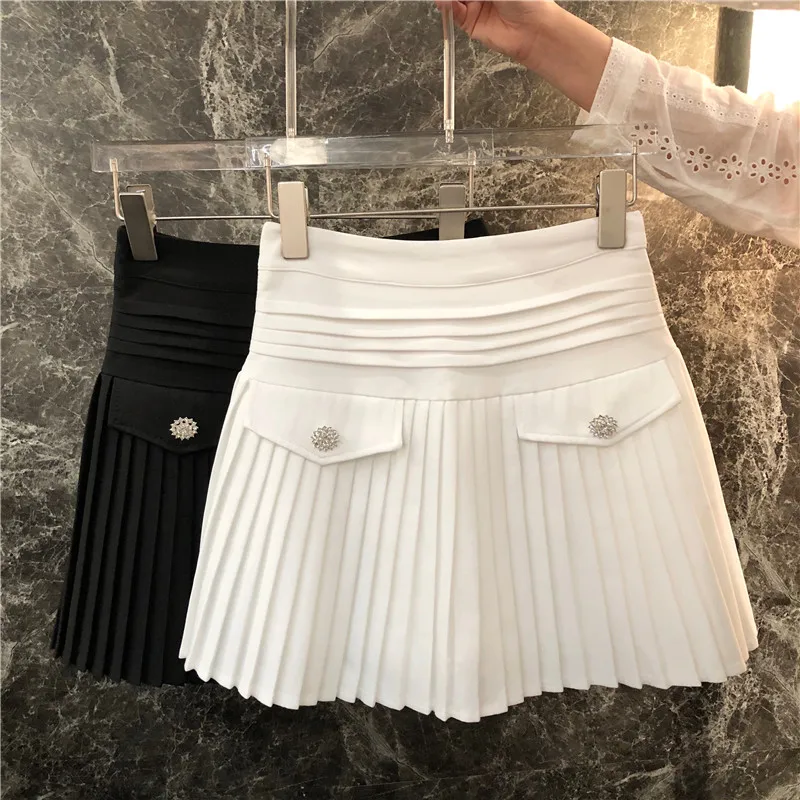 

Женская плиссированная короткая юбка, повседневная черная или белая юбка на молнии, с карманами и пуговицами со стразами, весна-лето 2023