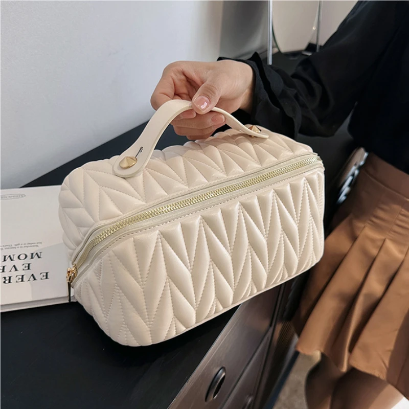 Женская сумка для макияжа