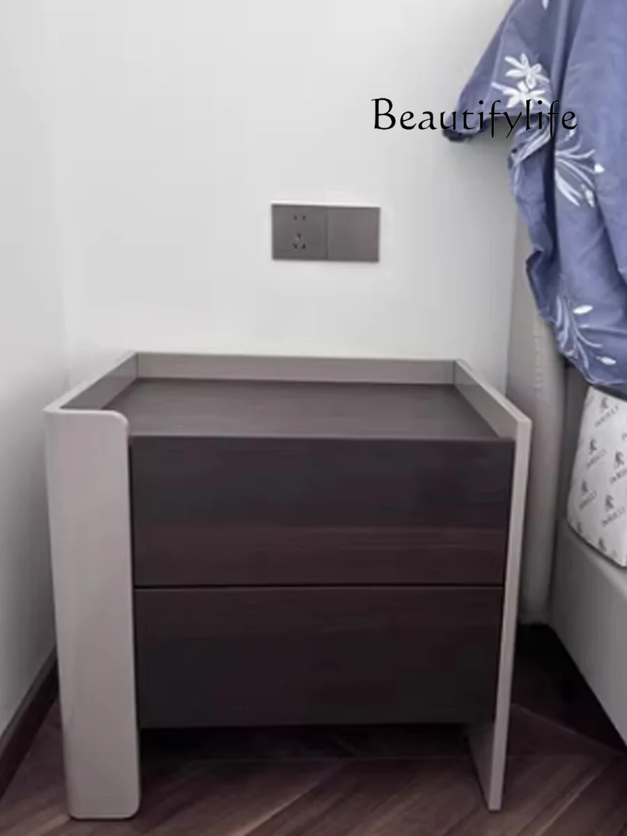 Итальянский минималистичный прикроватный столик Дымчатая простая прикроватная