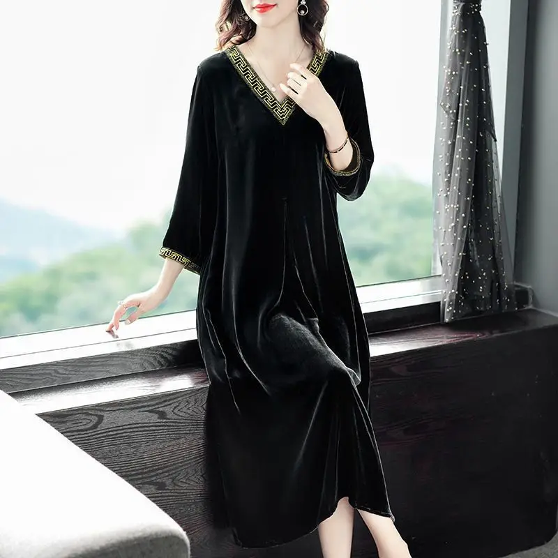 

High End Velvet Dress for Women 2023 New Spring and Autumn Loose Fitting Casual V-neck Contrasting Color Mid Length Dress