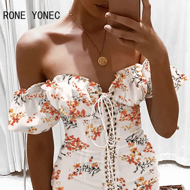 Женское облегающее мини-платье с цветочным принтом открытыми плечами и