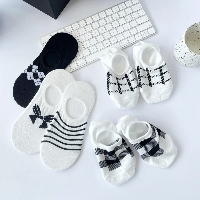 

Летние новые белые тонкие носки, модные простые хлопковые носки, универсальные черно-белые хлопковые короткие носки в стиле академии для женщин