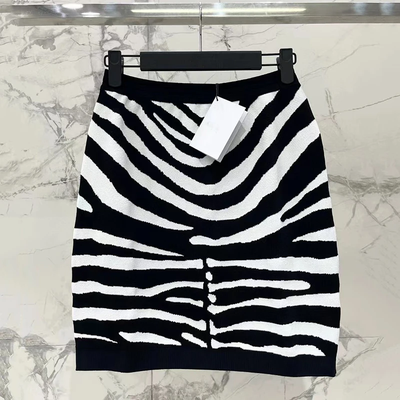 Женский трикотажный кардиган в черно-белую полоску с подкладкой на плечах