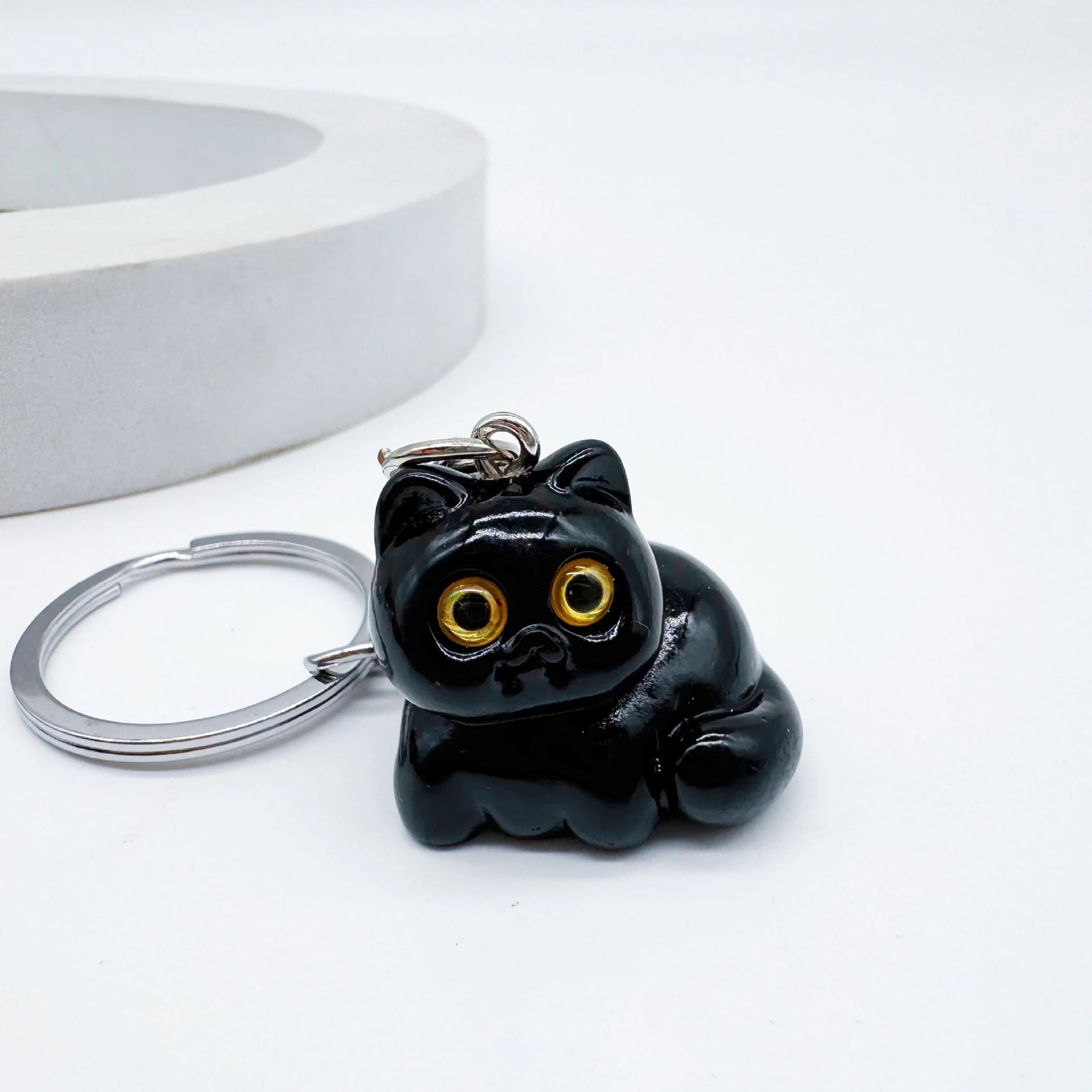 

Брелок с мини-кошкой из смолы