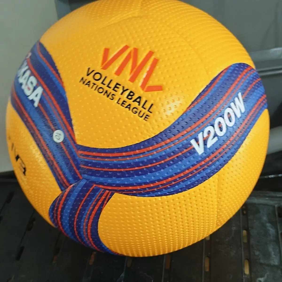 Фото Новый волейбольный мяч 2026 V200W VNL Original Professional Nations League из супермягкой кожи с волоконным наполнителем №1