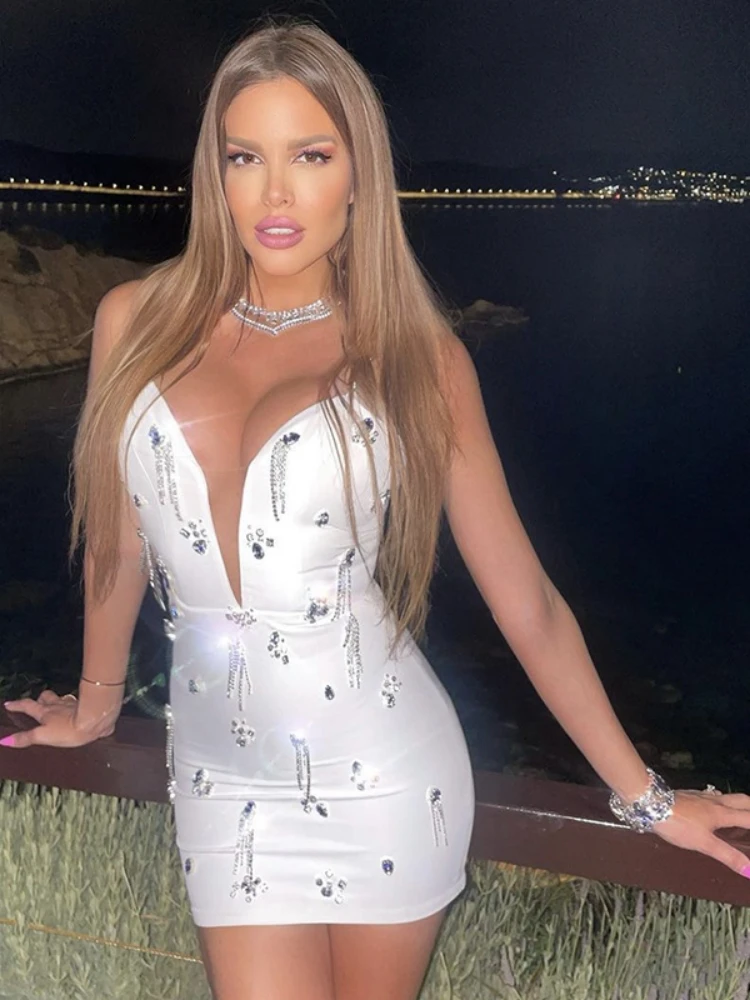 

Женское облегающее мини-платье, белое коктейльное платье на тонких бретелях, расшитое бисером, с V-образным вырезом
