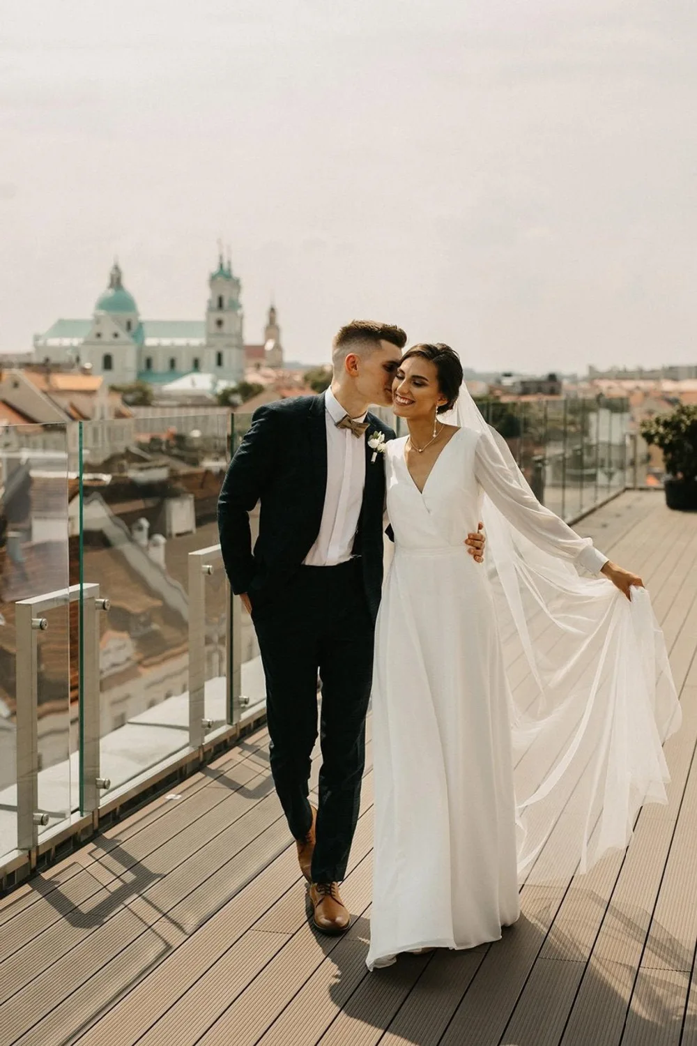 

Elegant Simple A-Line Long Sleeves V-Neck Vintage Sexy Ruched Chiffon Backless Sweep Train Wedding Dress Gown Bridal Dress