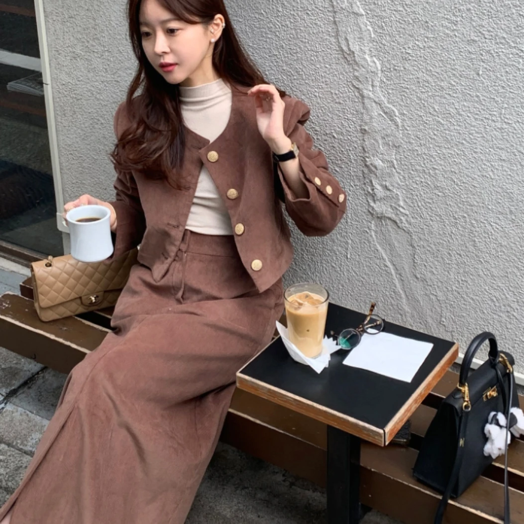 Короткая вельветовая куртка с лацканами в винтажном дизайне украшенная металлом