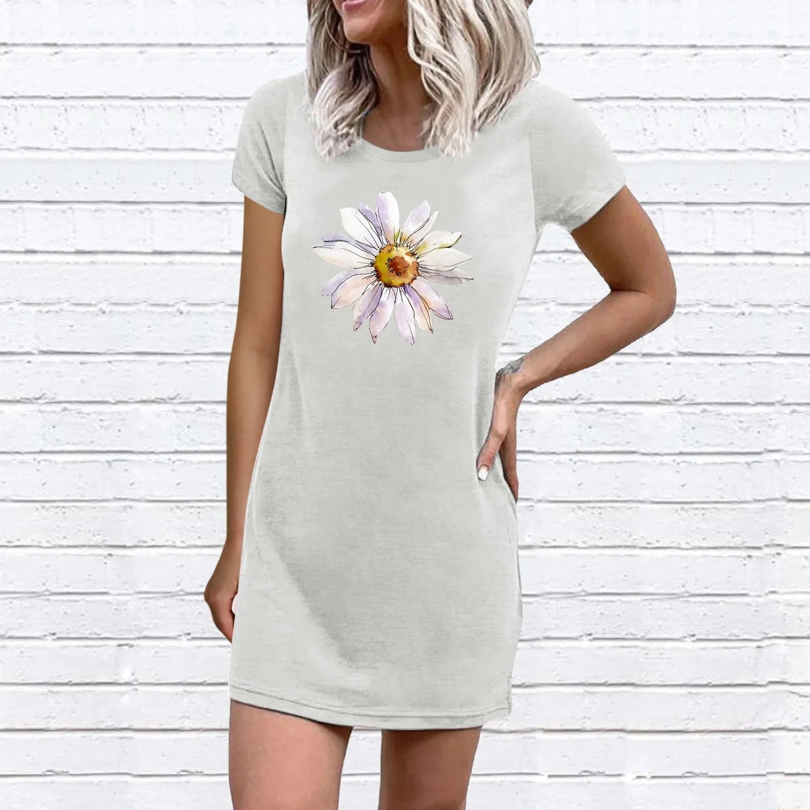 

Женское летнее платье-футболка с круглым вырезом и цветочным принтом