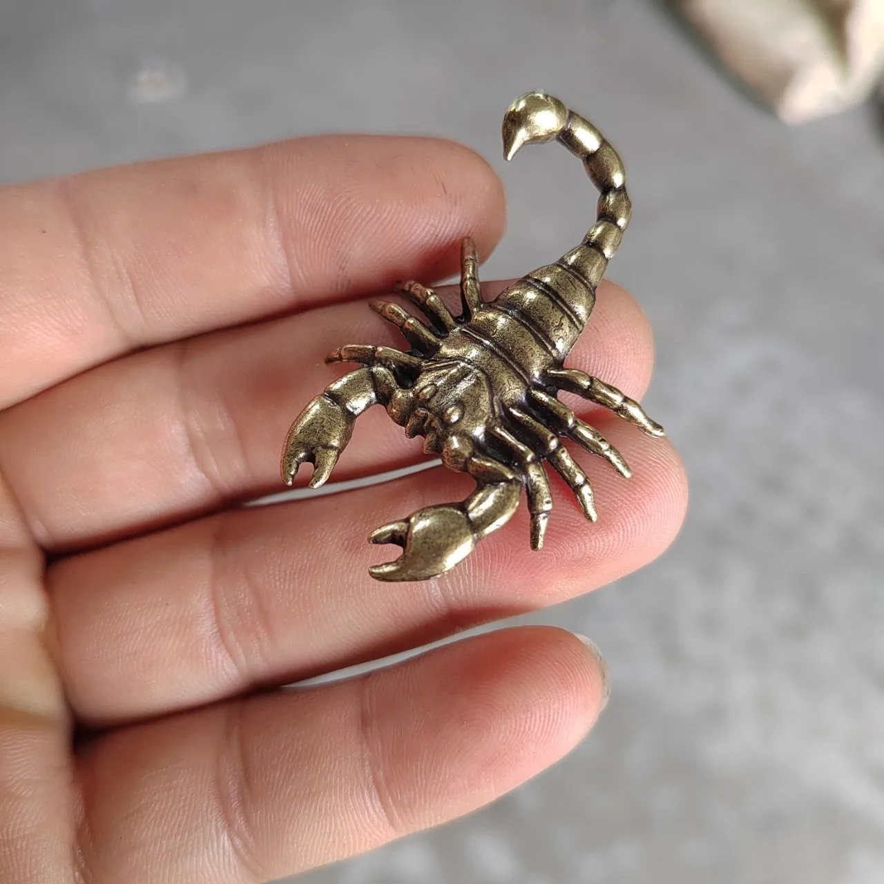 

Медные фигурки пауков