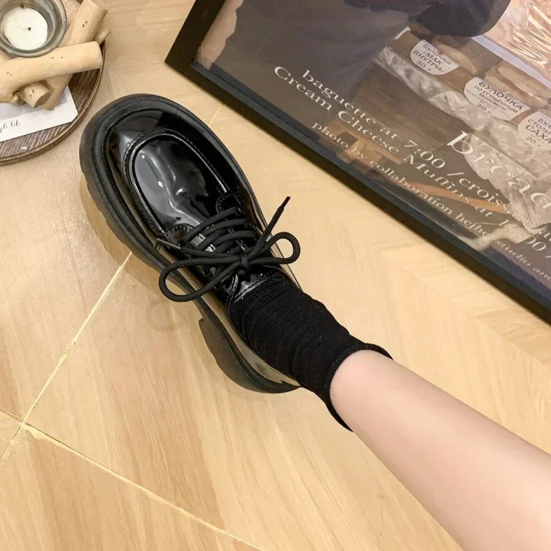 Женские туфли-лодочки на шнуровке с круглым носком среднем каблуке