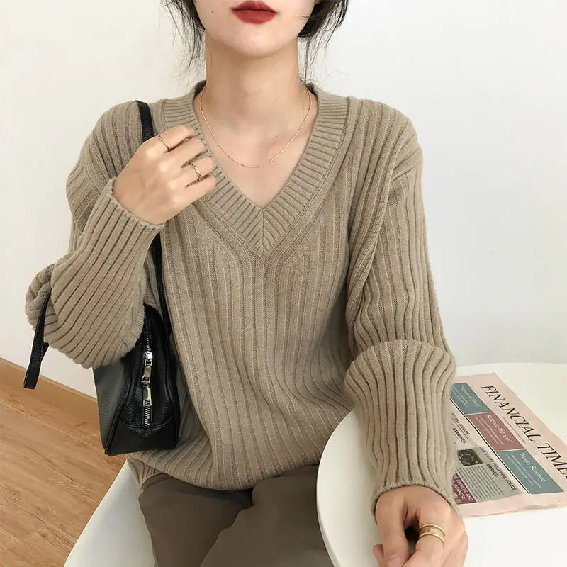 

Осенний и зимний свитер 2023 пуловер с v-образным вырезом свитер для женщин Свободный корейский вариант пуловер с напуском Однотонный свитер ...