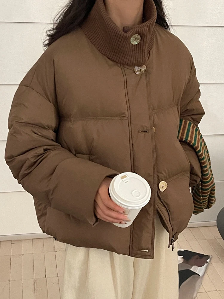 Вязаный короткий пуховик с воротником-стойкой для женщин зима 2023 новая теплая