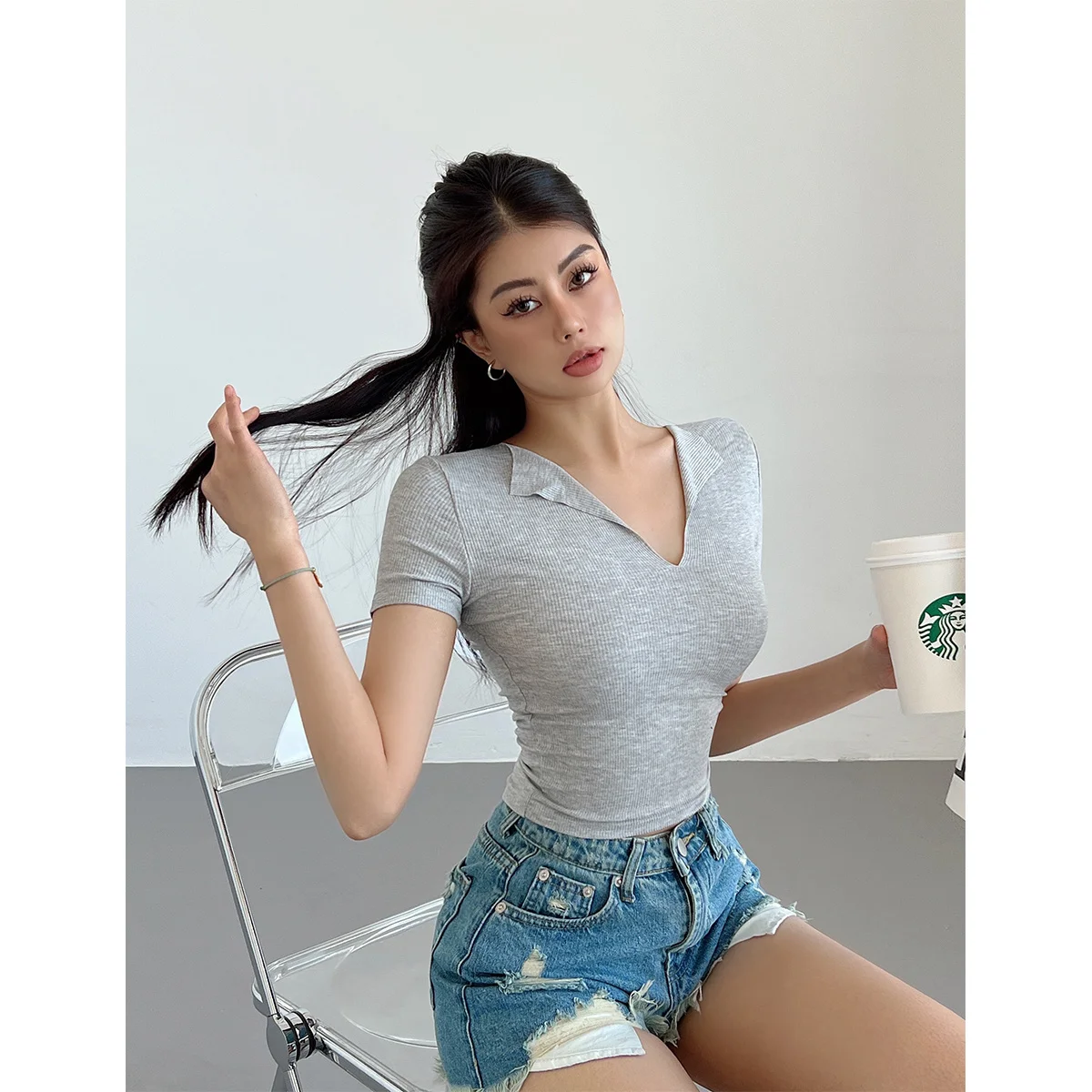 

Футболка женская с V-образным вырезом, 2023